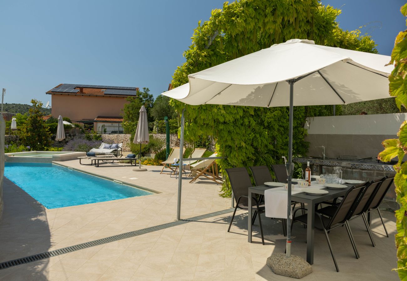 House in Bilice - Villa B&B with private pool