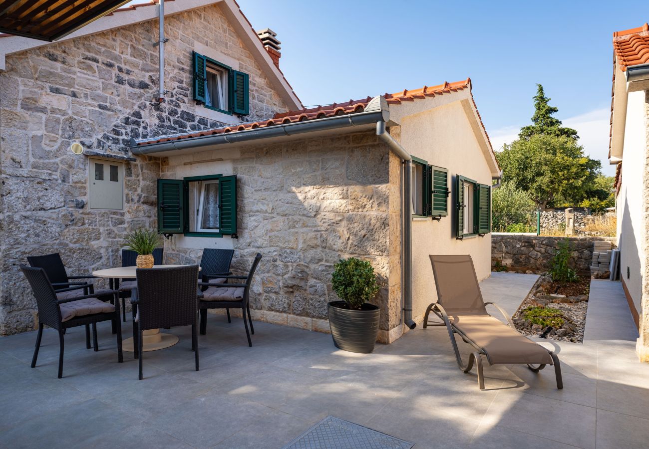 House in Radonic - Authentic stone house Dida