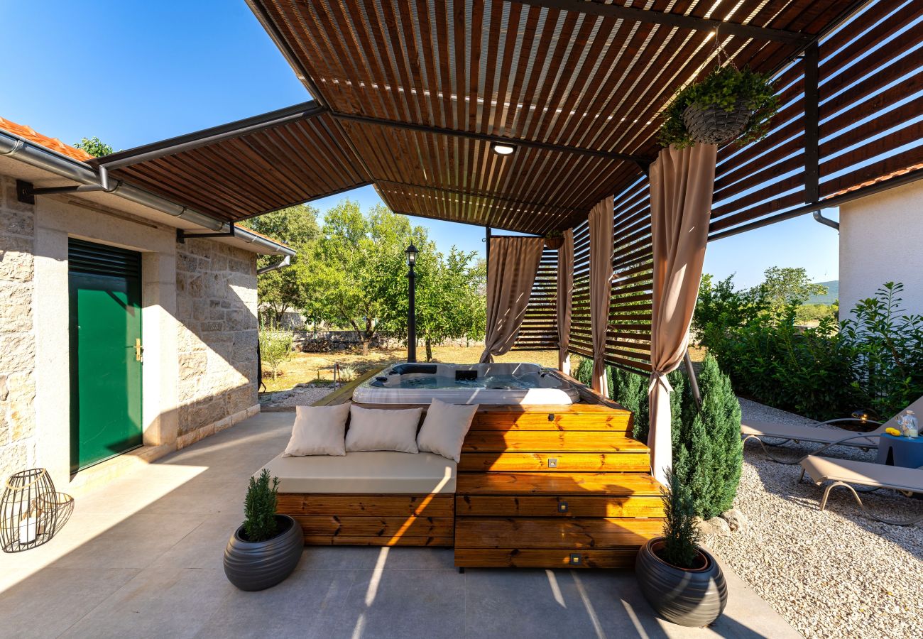 House in Radonic - Authentic stone house Dida