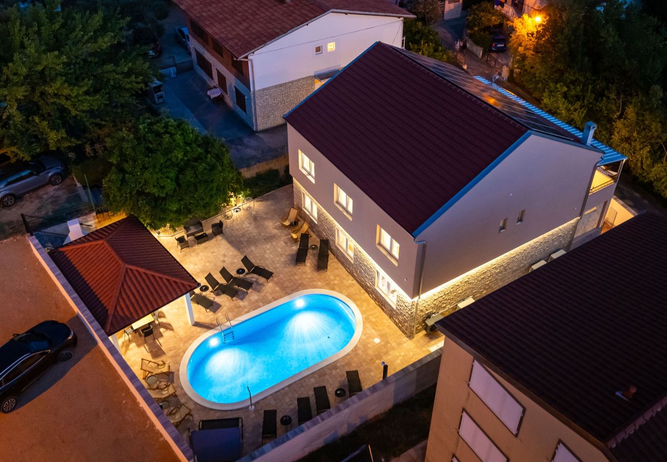 House in Sveti Filip i Jakov - Seaside Villa Familia