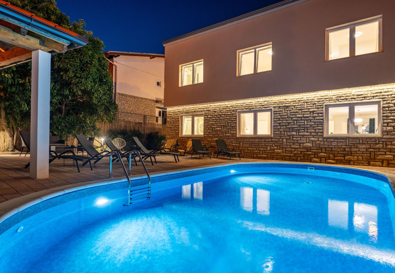 House in Sveti Filip i Jakov - Seaside Villa Familia