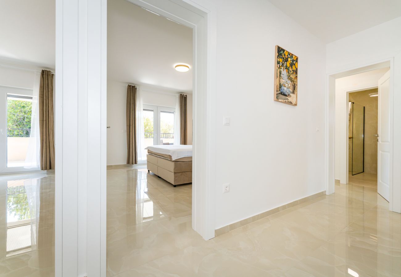 House in Sveti Filip i Jakov - Seaside Villa Familia